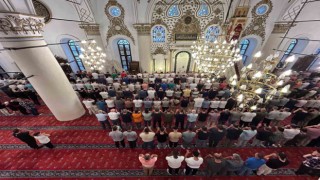 İzmirliler bayram namazı için camilere akın etti