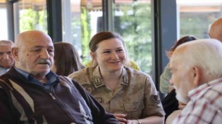 Jandarma ekipleri, huzurevi sakinleriyle bir araya geldi