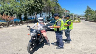 Jandarma sürücüleri hem denetledi hem bilgilendirdi