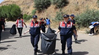Jandarma ve öğrenciler çevre temizliğine dikkat çekti