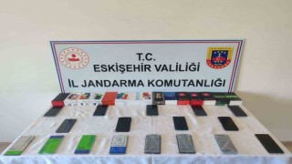Kaçak cep telefonu satan şahıs jandarma ekiplerince yakalandı