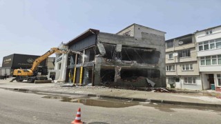 Kaçak işyeri yıkıldı