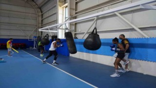 Kadın Boks Milli Takımı, olimpiyatlara yabancı ülkelerle hazırlanıyor