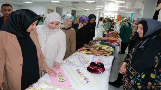 Kadınlar el emeği göz nuru ürünlerini sergiledi