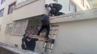 Kafası demir parmaklıklara sıkışan 10 yaşındaki çocuk kurtarıldı