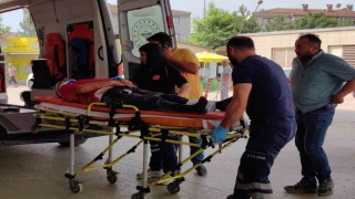 Kafasına demir parçası düşen işçi hastanelik oldu