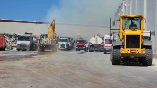 Kağıt fabrikasının geri dönüşüm alanında yangın çıktı