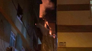 Kağıthanede 5 katlı binanın çatı katı alev alev yandı