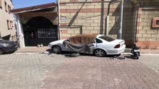 Kağıthanede freni boşalan araç, park halindeki araca çarptı: Motosiklet sürücüsü ölümden döndü