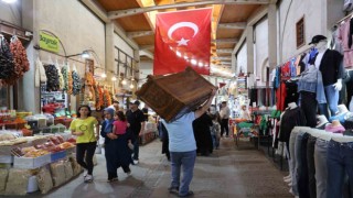 Kahramanmaraşta sıcak havada serin çarşıda alışveriş imkanı