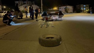 Kaldırıma çarpan otomobilin tekeri koptu, takla atıp ters yöne uçtu