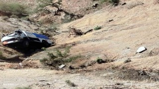 Kamyonet 200 metrelik uçuruma yuvarlandı, sürücü ölümden döndü
