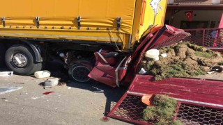 Kamyonet önce otomobile ardından tıra çarptı: 2 ölü