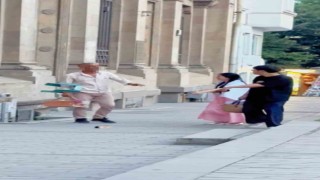 Karaköyde turistlere fırçalı tuzak kuran boyacı kamerada: Zabıta cezai işlem uyguladı