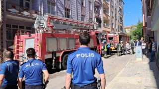 Karamanda 5 katlı binanın çatısında yangın