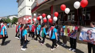 Karnelerini alan öğrenciler, Filistinde ölen çocuklar için gökyüzüne balon bıraktı