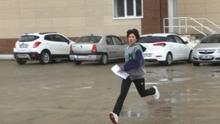 Karsta 3 kişiyi sınava polis yetiştirdi