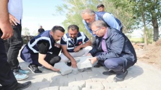 Karsta köy yollarına parke kilitli taş döşeniyor