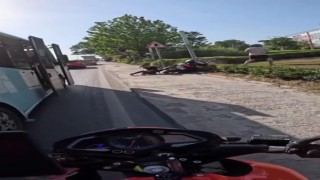 Kartalda motosikletlinin kaldırımdaki kadına çarptığı anlar kamerada