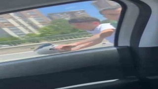 Kartalda yayaya yol veren sürücüye saldırmaya çalışan trafik magandaları kamerada