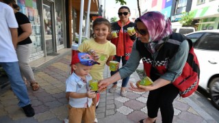  Kavurucu Sıcaklarda Vatandaşlara Serin İkram
