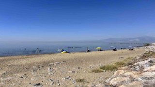 Kavurucu sıcaktan bunalan vatandaşlar kendilerini Akdenizin serin sularına bıraktılar