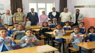 Kaymakam Bulut öğrencilere karnelerini dağıttı