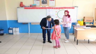 Kaymakam Özçelik, öğrencilerin karne heyecanına ortak oldu