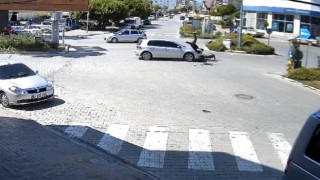 Kazada savrulan motosikletliye şemsiyeli koruma