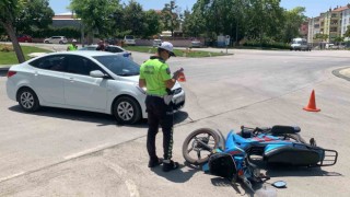 Kazada yaralanan kadına ilk müdahaleyi sağlık merkezinde görevli sağlık çalışanı yaptı