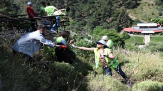 Kent Ormanınında 3 saatte 3 ton çöp toplandı