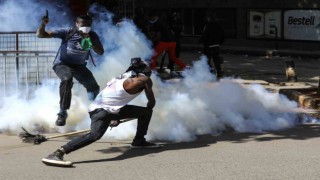 Kenyada protestocular parlamentoyu ateşe verdi