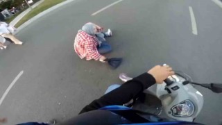 Kırmızı ışıkta yolun karşısına geçen yayaya motosikletin çarptığı anlar kamerada