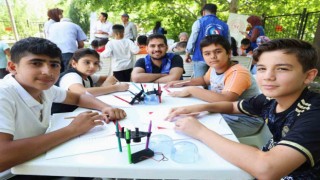 Kırsaldaki öğrenciler teleskopla güneşi gözlemledi, motor pervaneli maket uçak üretti