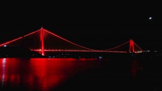 Kızılay kırmızısı Türkiyenin sembol yapılarına yansıdı
