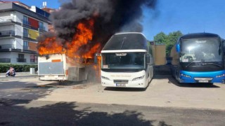 Kocaelide iki yangın: 3 otobüs ile geri dönüşüm tesisi yandı