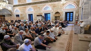 Kocaelide vatandaşlar bayram namazı için camileri doldurdu