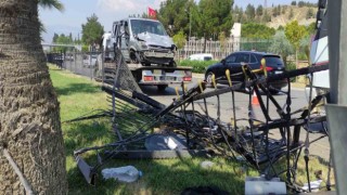 Kontrolden çıkan aracın refüjdeki bariyerlere çarpması sonucu 1i ağır 7 kişi yaralandı