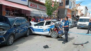 Kontrolden çıkan cip polis otosu ile iki araca çarptı: 2si polis 3 yaralı