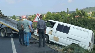 Kontrolden çıkan minibüs şarampole uçtu: 5 yaralı