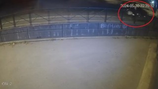 Kontrolden çıkan otomobil ağaca çarptı, yaya ezilmekten son anda kurtuldu