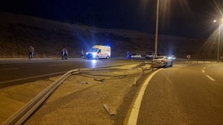 Kontrolden çıkan otomobil bariyerleri yıkarak durabildi