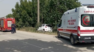 Kontrolden çıkan otomobil direğe çarptı, sürücü yaralandı