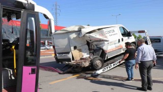 Kontrolden çıkan özel halk otobüsü otomobil ve minibüsü biçti: 1 yaralı