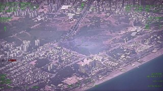 Konyaaltı Sahiline 300 metre yakınlıkta yerleşim alanlarını tehdit eden yangın korkuttu