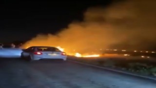 Konyada arpa ekili arazi alev alev yandı