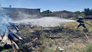 Konyada çocuklar torpil attı, inşaat malzemeleri tutuştu