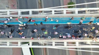 Köprüye çıkan yüzlerce kişi kırmızı boya sürüp Filistindeki ölümlere tepki gösterdi