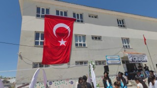 Köy okulunda mezuniyet töreni