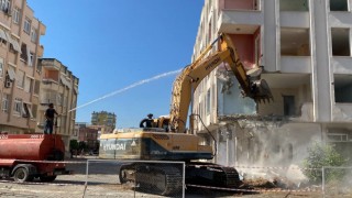 Kozanda ağır hasarlı binaların yıkımına 18 ay sonra başlandı